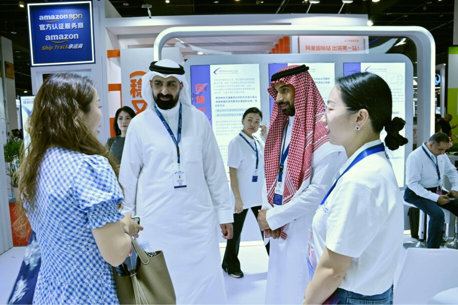 Business representatives from Saudi Arabia negotiate with their Chinese and international counterparts at the Zhejiang International Electronic Commerce Expo 2025 held in Yiwu, east China's Zhejiang province, June 21, 2025. (Photo by Lyu Bin/People's Daily Online)