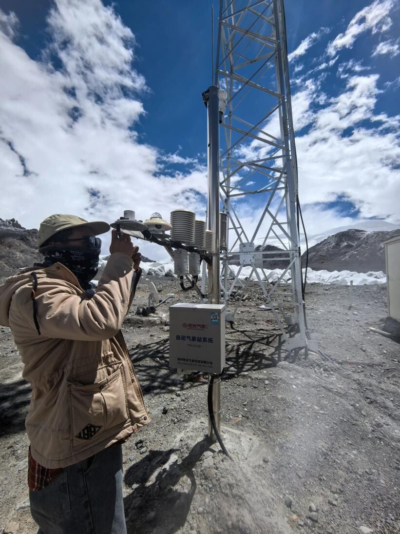 A technician performs maintenance at an automatic weather station in Amdo county. (Photo courtesy of the meteorological bureau of Amdo county)