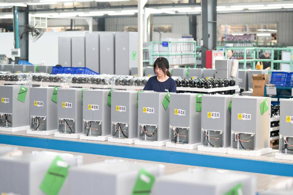 ​Refrigerators are manufactured for overseas markets in a workshop of Jiangsu Yellow River Electronic Technology Co., Ltd. in Suqian, east China's Jiangsu province. (Photo by Huang Song/People's Daily Online)