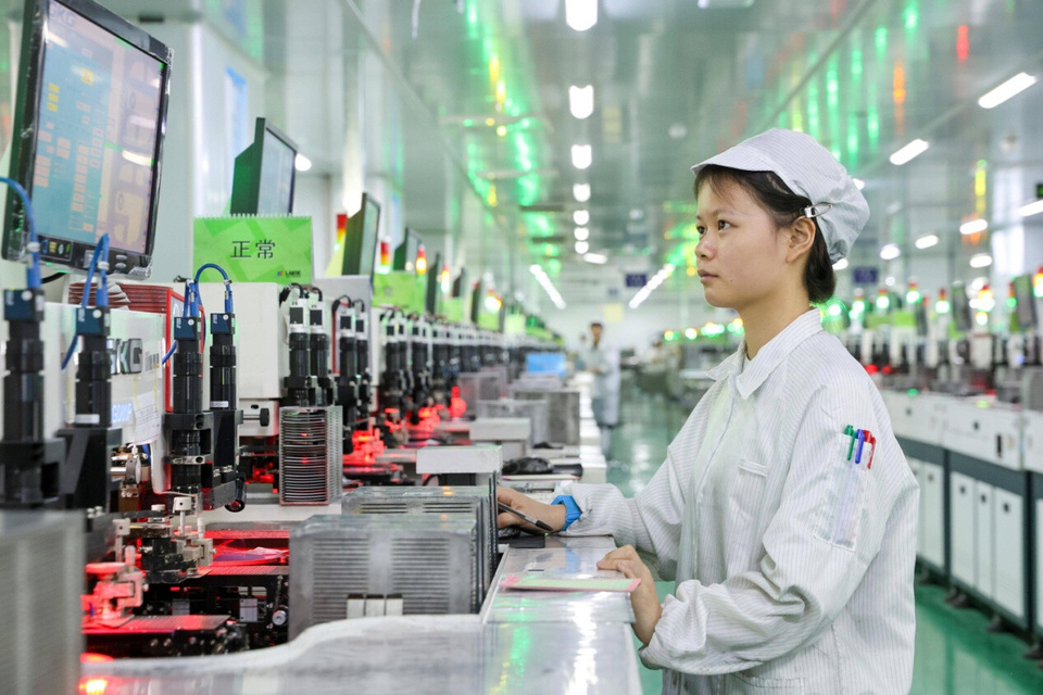 A woman works on a smart production line at a facility of Jiangxi Lanke Semiconductor Co., Ltd. based in east China's Jiangxi province. (Photo by Wei Dongsheng/People's Daily Online) A woman works on a smart production line at a facility of Jiangxi Lanke Semiconductor Co., Ltd. based in east China's Jiangxi province. (Photo by Wei Dongsheng/People's Daily Online)