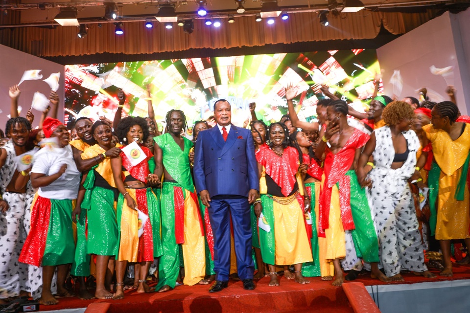 Communion entre Sassou N'Guesso et les artistes à l'ouverture du FESPAM Communion entre Sassou N'Guesso et les artistes à l'ouverture du FESPAM
