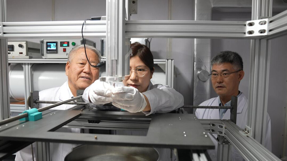 Researchers from the Institute of Geology and Geophysics, Chinese Academy of Sciences, place lunar soil samples into a superconducting magnetometer. (Photo provided by the Institute of Geology and Geophysics, Chinese Academy of Sciences)