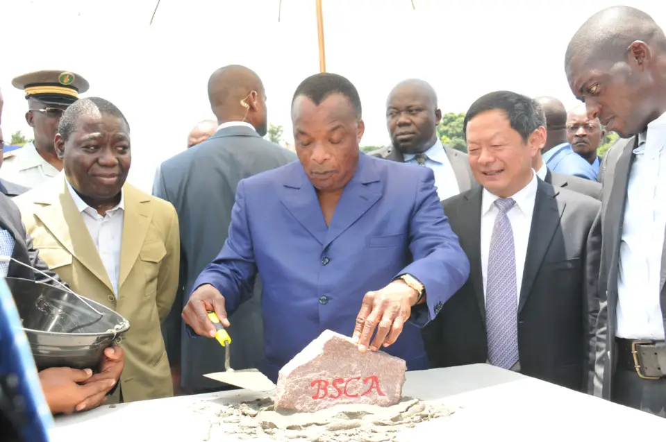 Le président Denis Sassou N'Guesso posant la première pierre de la BSCA Bank