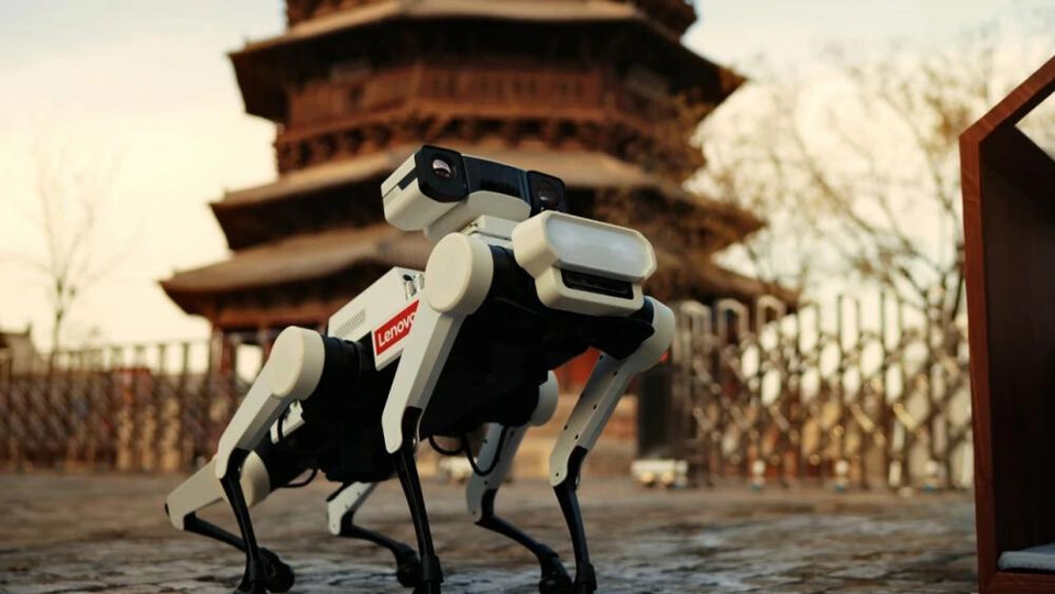 Photo shows a robotic dog operating in front of Sakyamuni Pagoda of Fogong Temple, well known as the Wooden Pagoda of Yingxian County, Shuozhou, north China's Shanxi province.(Photos from Wenbo Shanxi, the WeChat official account run by Shanxi Evening News)
