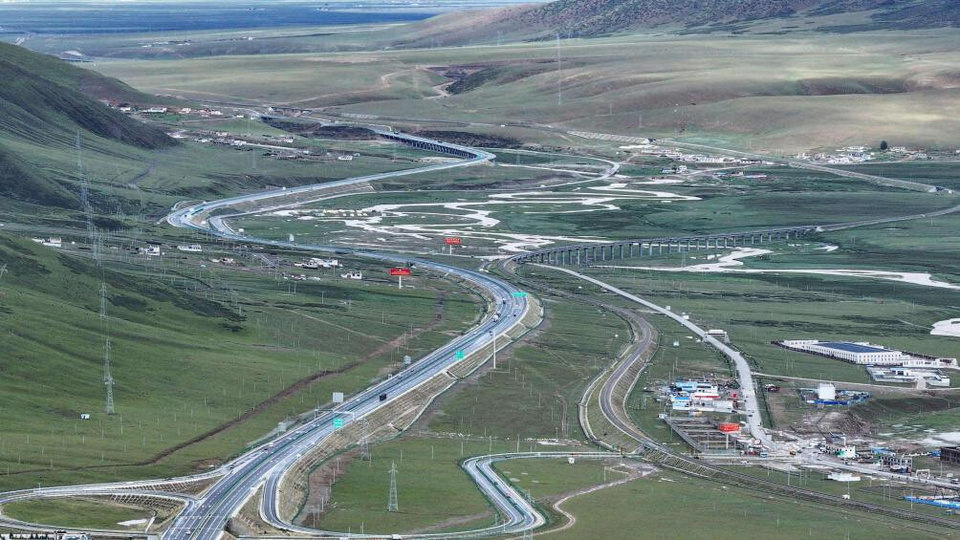 Photo shows a section of the Beijing-Xizang Expressway in Lhasa, southwest China's Xizang autonomous region. (Photo by Zhao Qirui/People's Daily Online)