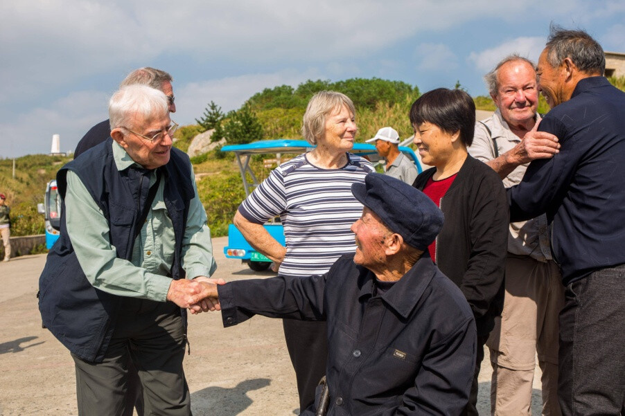 Descendants of British prisoners of war (POWs) meet with Lin Agen (front row, far right) and descendants of Chinese fishermen.(Photos provided by Fang Li) Descendants of British prisoners of war (POWs) meet with Lin Agen (front row, far right) and descendants of Chinese fishermen.(Photos provided by Fang Li)