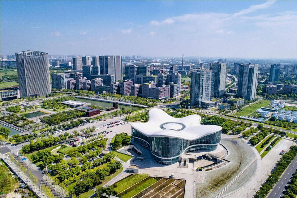 Photo shows a business center and a sci-tech exchange center in Wuxi National Hi-tech District, east China's Jiangsu province. (Photo by Zhang Yuanyun)