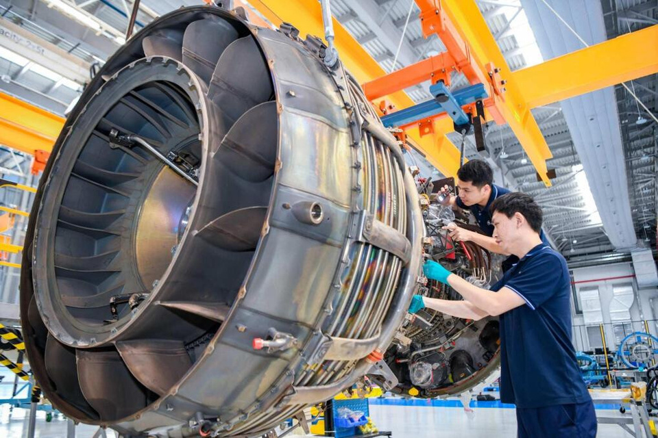 Workers inspect an aero engine at a repair facility in the comprehensive bonded zone of Haikou Airport in Haikou, south China's Hainan province, June 18, 2025. (Photo/Su Bikun)