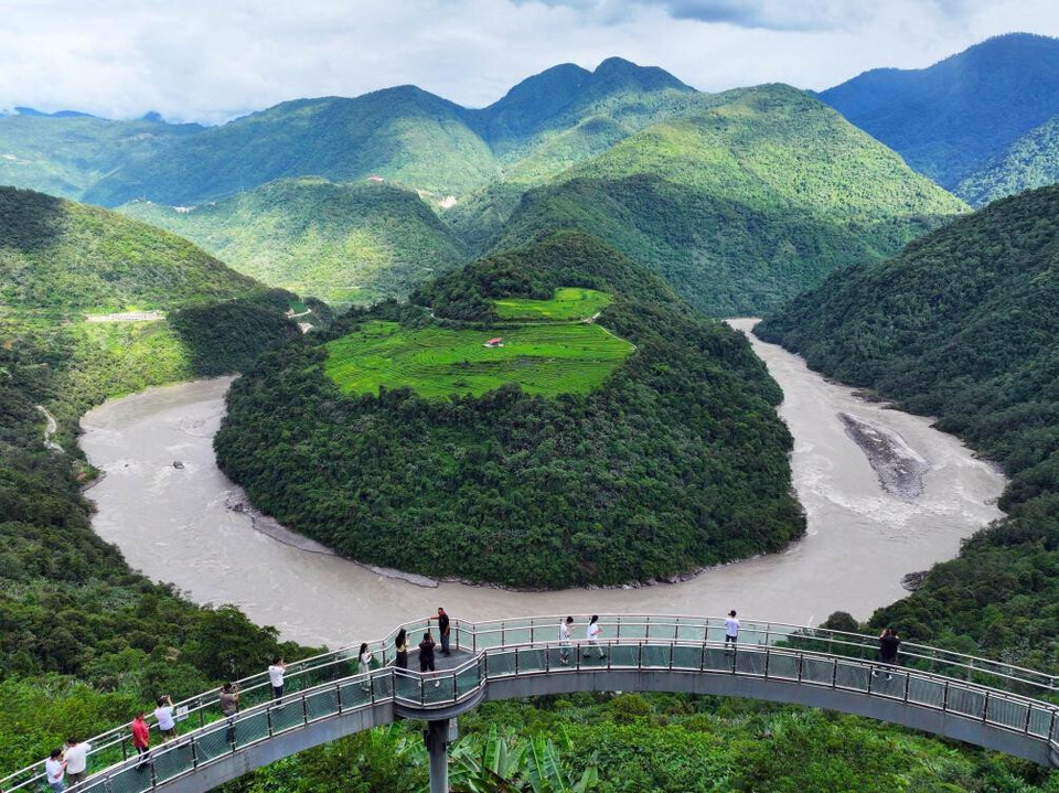 Tourists enjoy the picturesque scenery of the Guoguotang Big Turn of the Yarlung Zangbo River in Dexing village, Metok county, southwest China's Xizang autonomous region. (Photo/Zhang Yuanming)