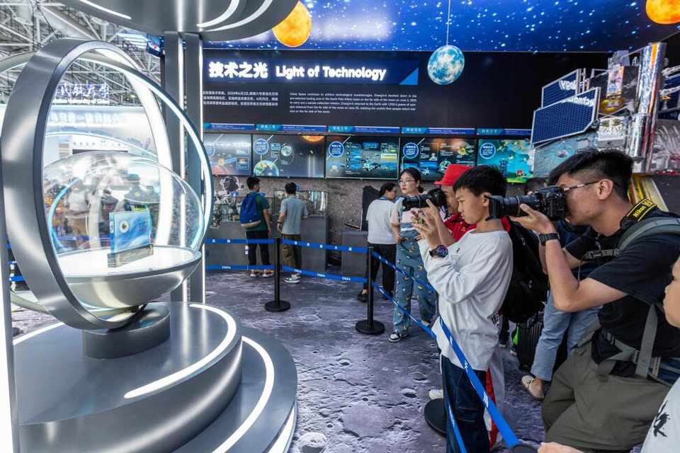 Visitors take photos of lunar samples collected by the Chang'e-6 mission from the moon's far side, on display at the 15th China International Aviation and Aerospace Exhibition in Zhuhai, south China's Guangdong province, Nov. 16, 2024. (Pho'to/Ding Yi) Visitors take photos of lunar samples collected by the Chang'e-6 mission from the moon's far side, on display at the 15th China International Aviation and Aerospace Exhibition in Zhuhai, south China's Guangdong province, Nov. 16, 2024. (Pho'to/Ding Yi)