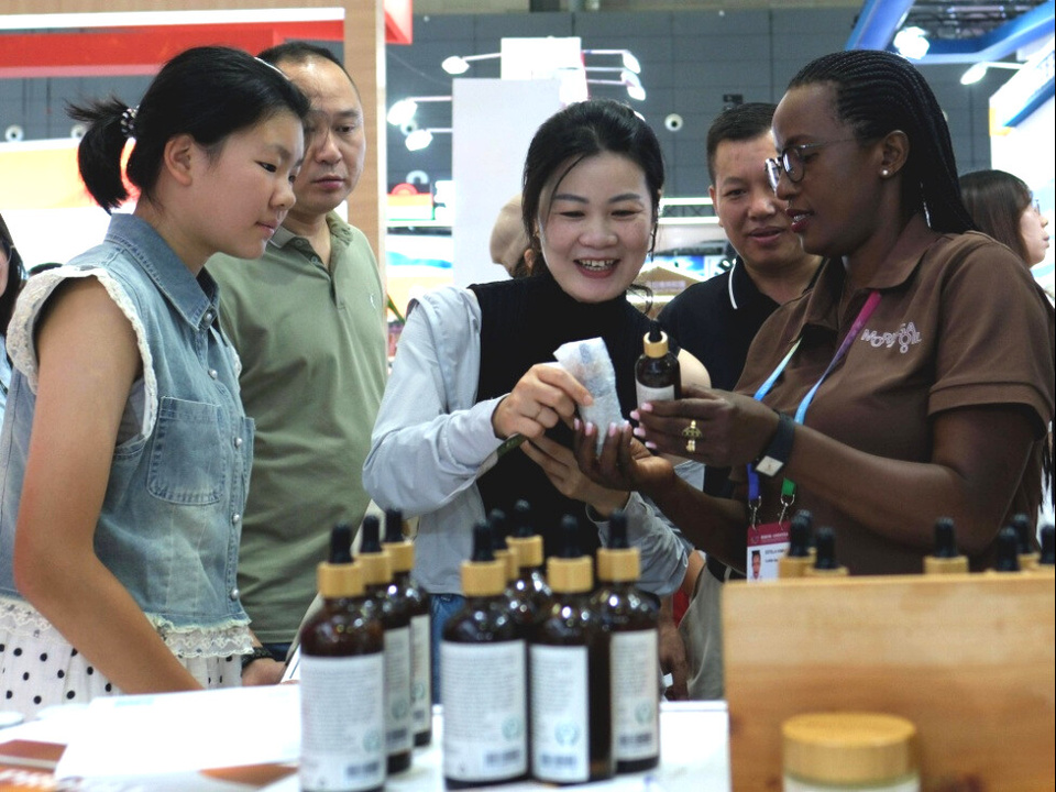 Visitors learn about African products at the fourth China-Africa Economic and Trade Expo in Changsha, central China's Hunan province, June 14, 2025. (Photo/Lin Daohui) Visitors learn about African products at the fourth China-Africa Economic and Trade Expo in Changsha, central China's Hunan province, June 14, 2025. (Photo/Lin Daohui)
