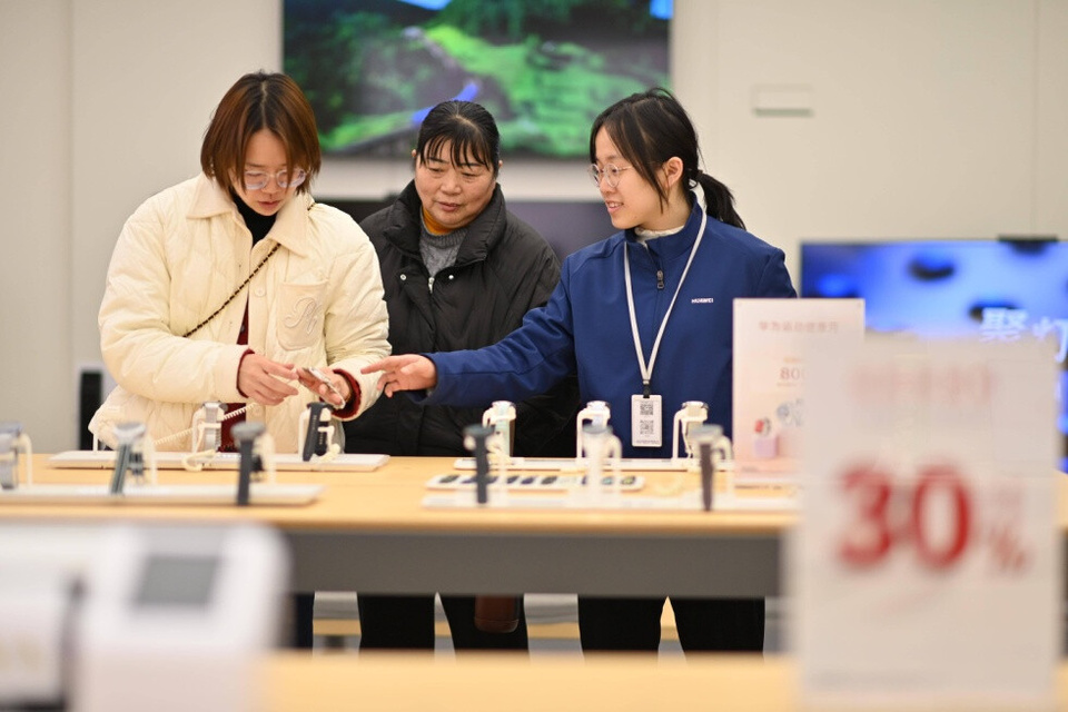 Citizens shop for smartwatches at a shopping mall in Shapingba district, southwest China's Chongqing municipality. (Photo/Sun Kaifang) Citizens shop for smartwatches at a shopping mall in Shapingba district, southwest China's Chongqing municipality. (Photo/Sun Kaifang)