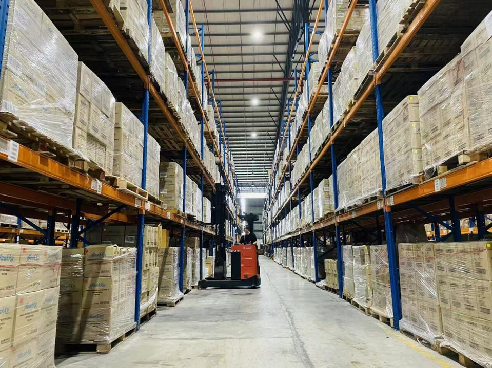 A worker organizes commodities at a warehouse of JINGDONG Logistics, the logistics arm of Chinese e-commerce giant JD. com, in Malaysia. (Photo courtesy of JD Logistics)