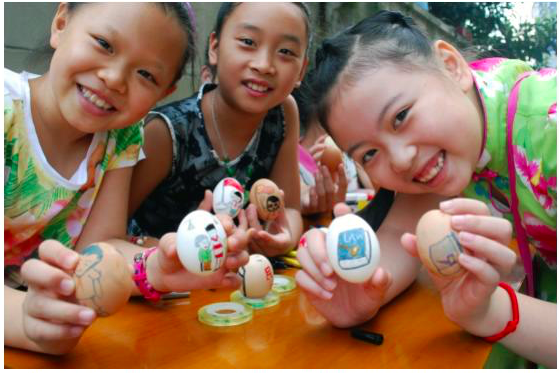 Des élèves de l’école primaire de la communauté de Jinshan, située rue Heping dans le district de Runzhou de la ville de Zhenjiang, dans la Province du Jiangsu, montrent des dessins représentant les valeurs socialistes qu’ils ont peintes sur des coquilles d’œufs, montrant toute l’importance qu’ils accordent à ces valeurs fondamentales. (Photo : Le Quotidien du Peuple en ligne) Des élèves de l’école primaire de la communauté de Jinshan, située rue Heping dans le district de Runzhou de la ville de Zhenjiang, dans la Province du Jiangsu, montrent des dessins représentant les valeurs socialistes qu’ils ont peintes sur des coquilles d’œufs, montrant toute l’importance qu’ils accordent à ces valeurs fondamentales. (Photo : Le Quotidien du Peuple en ligne)