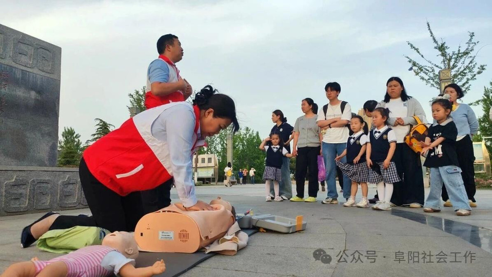 Wu Lei and Liu Jing teach first-aid skills to the public. (Photos from the WeChat official account of Fuyang's social work office) Wu Lei and Liu Jing teach first-aid skills to the public. (Photos from the WeChat official account of Fuyang's social work office)