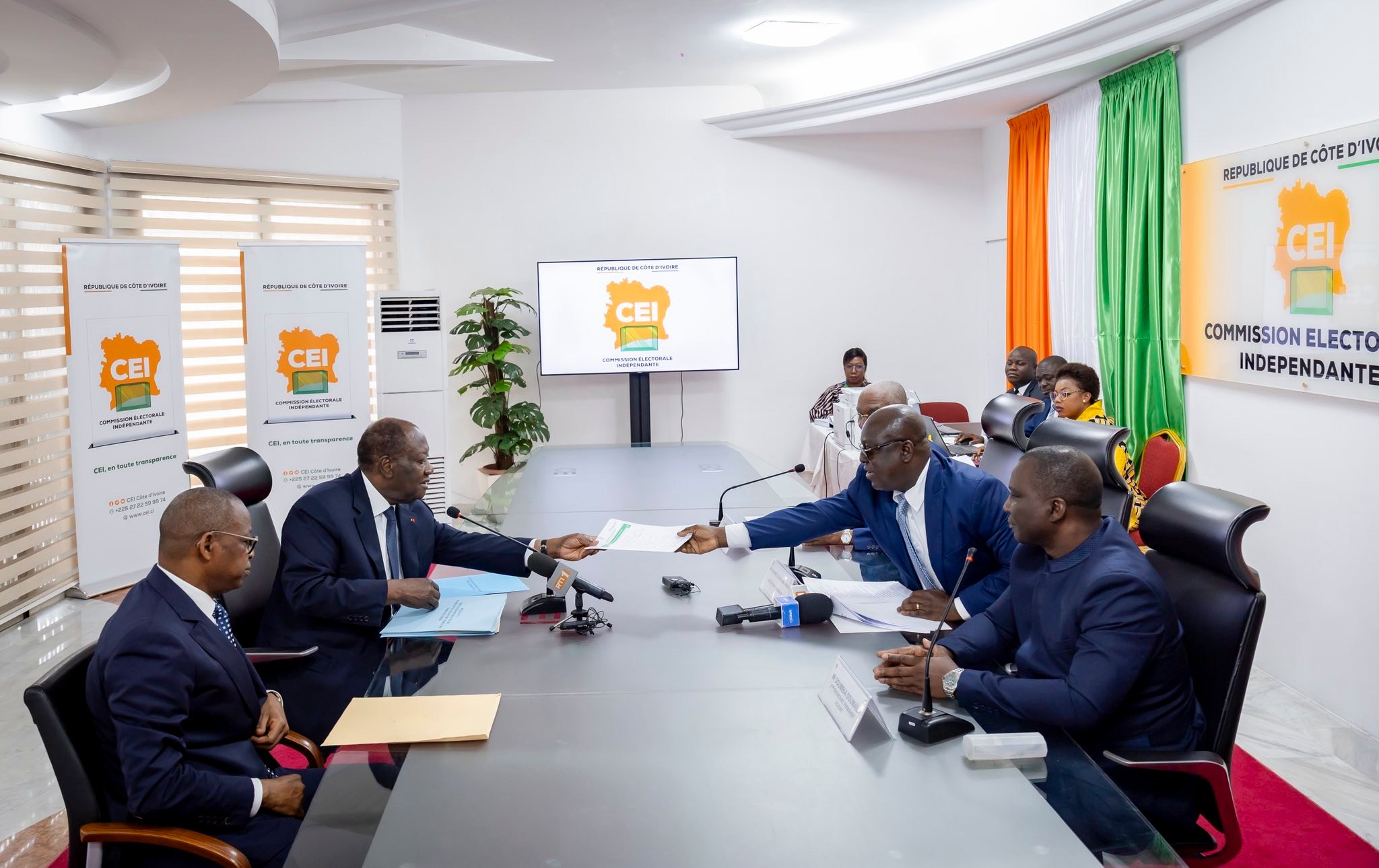 Côte d’Ivoire : le président Alassane Ouattara dépose son dossier de candidature à la Présidentielle