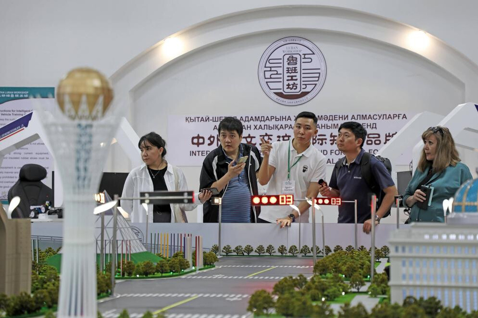 Journalists from China and Kazakhstan observe training activities at a Luban Workshop in Kazakhstan. (People's Daily/Zhao Yipu)