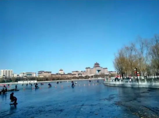 Hiver 2015 : le beau temps incite les habitants de Beijing à sortir de chez eux pour profiter du plaisir des sports de glace. (Photo : Du Yifei pour le Quotidien du Peuple.)