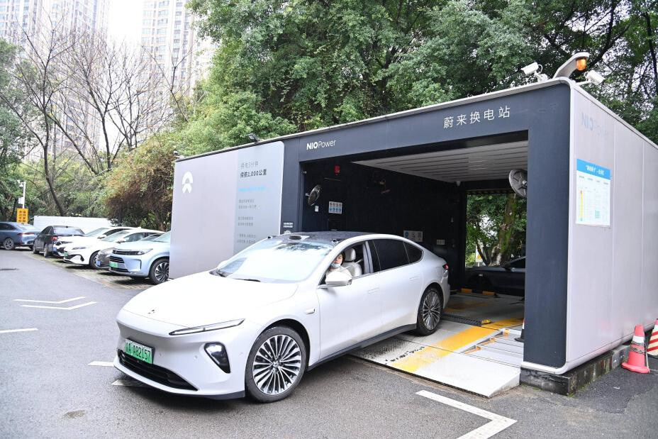 A NIO electric vehicle undergoes a battery swap in Shapingba district, southwest China's Chongqing municipality. (Photo/Sun Kaifang) A NIO electric vehicle undergoes a battery swap in Shapingba district, southwest China's Chongqing municipality. (Photo/Sun Kaifang)
