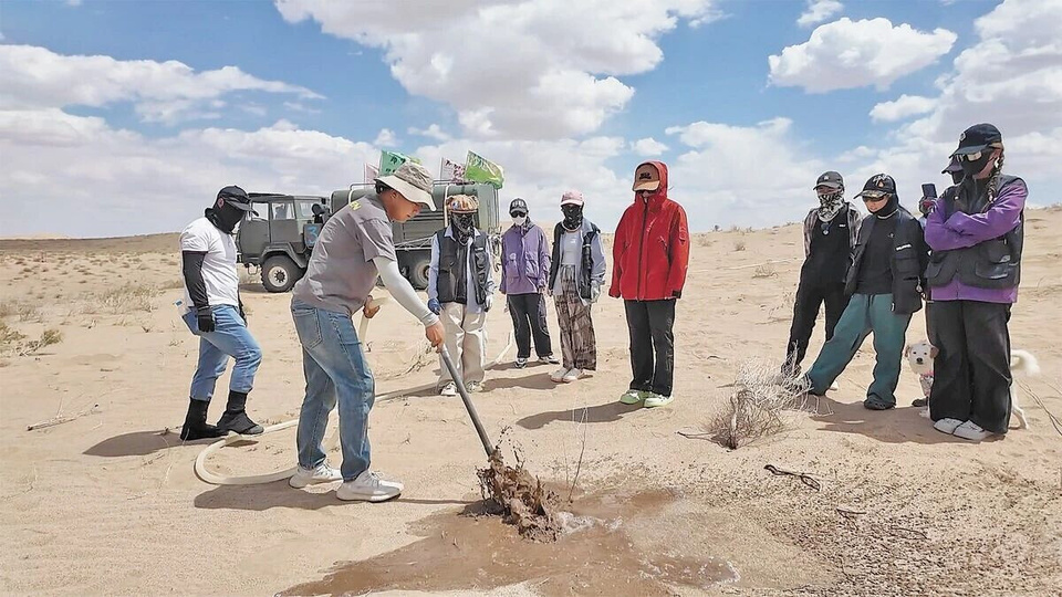 Zhong Lin (second from left) instructs volunteers on seedling management. (People's Daily/Zhao Shuaijie) Zhong Lin (second from left) instructs volunteers on seedling management. (People's Daily/Zhao Shuaijie)