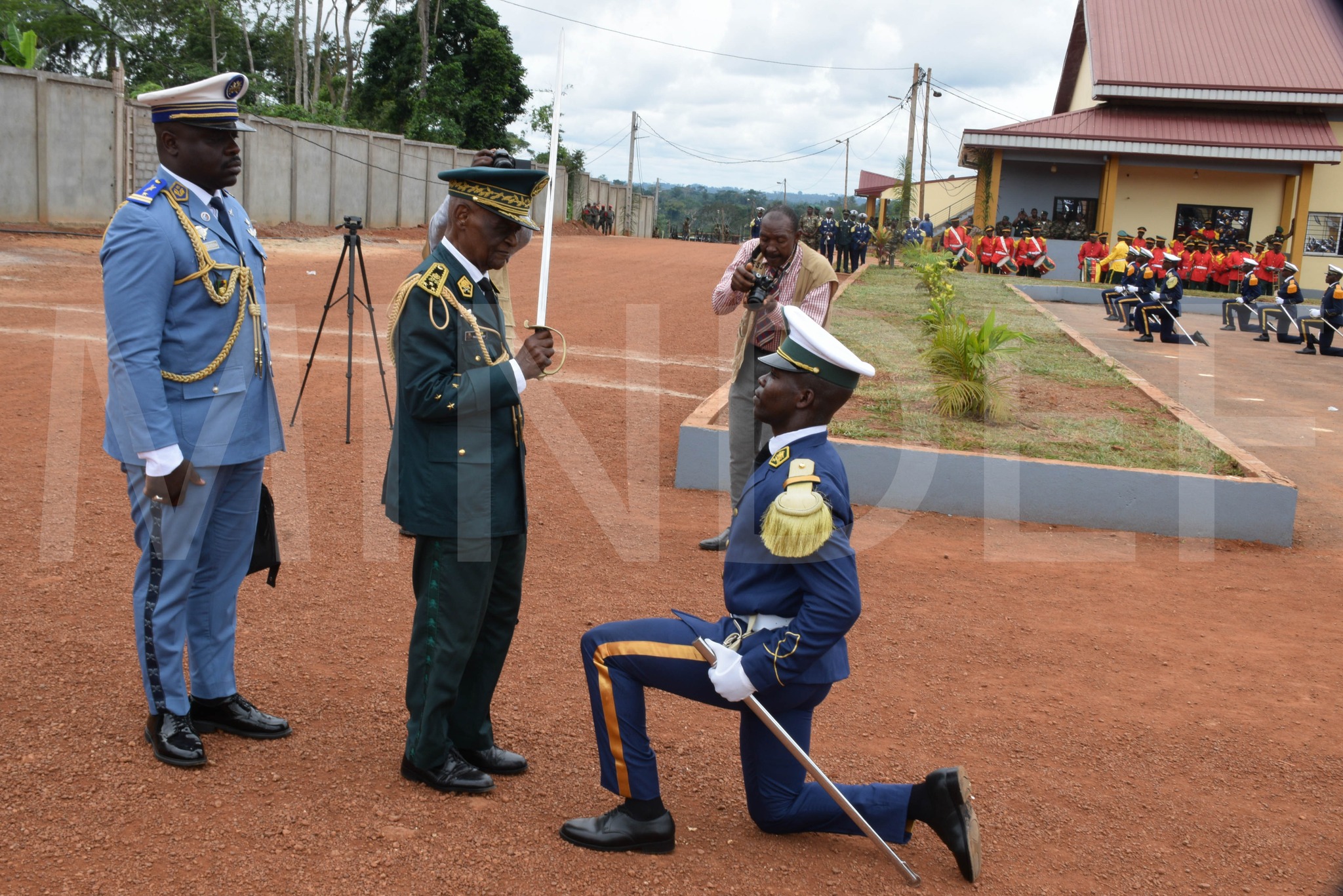 Cameroun : Remise des sabres à la 41ᵉ promotion des Élèves Officiers de l'EMIA