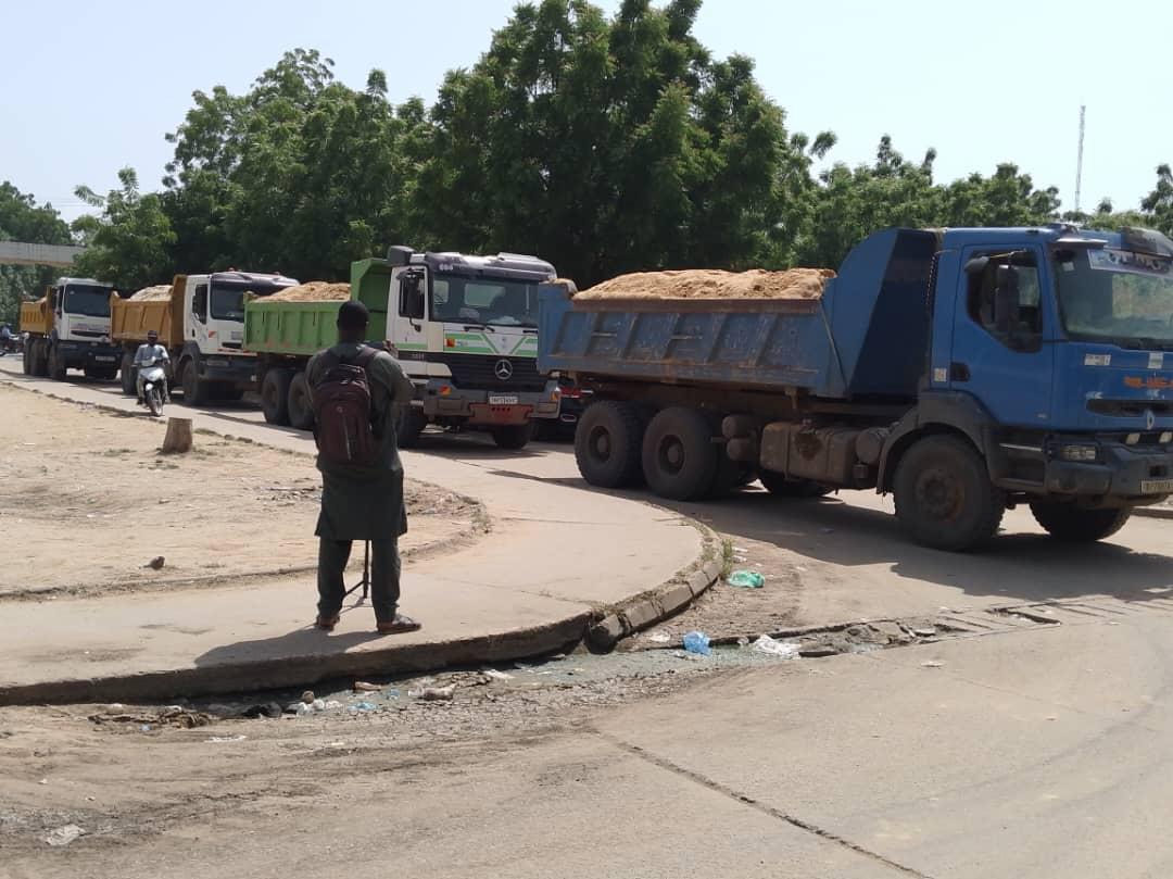 Tchad :  à N'Djamena, la commune du 3ème arrondissement soutient le Lycée Félix Eboué par des travaux de remblaiement