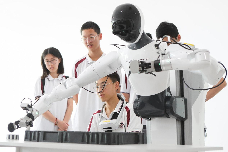 Students control a robot at the Hangzhou Bay Embodied Intelligence Innovation Center in Shangyu district, Shaoxing, east China's Zhejiang province. (Photo/Zhu Shengjun) Students control a robot at the Hangzhou Bay Embodied Intelligence Innovation Center in Shangyu district, Shaoxing, east China's Zhejiang province. (Photo/Zhu Shengjun)