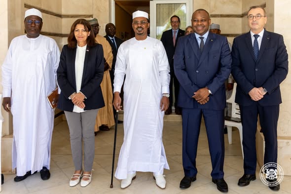 Tchad : Audience à la Présidence de la République entre le Maréchal Mahamat Idriss Deby Itno et la Maire de Paris Tchad : Audience à la Présidence de la République entre le Maréchal Mahamat Idriss Deby Itno et la Maire de Paris