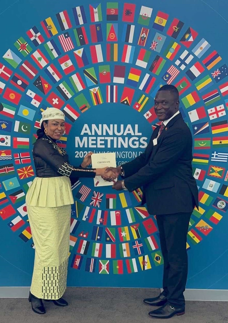 Le représentant du CESCE, Olivier Noudjalbaye Dedingar, en compagnie de S.E. Mme Fatima Haram Acyl, ministre déléguée auprès du ministre des Finances et du Budget, lors des Assemblées annuelles 2025 du FMI et de la Banque mondiale à Washington D.C. Le représentant du CESCE, Olivier Noudjalbaye Dedingar, en compagnie de S.E. Mme Fatima Haram Acyl, ministre déléguée auprès du ministre des Finances et du Budget, lors des Assemblées annuelles 2025 du FMI et de la Banque mondiale à Washington D.C.