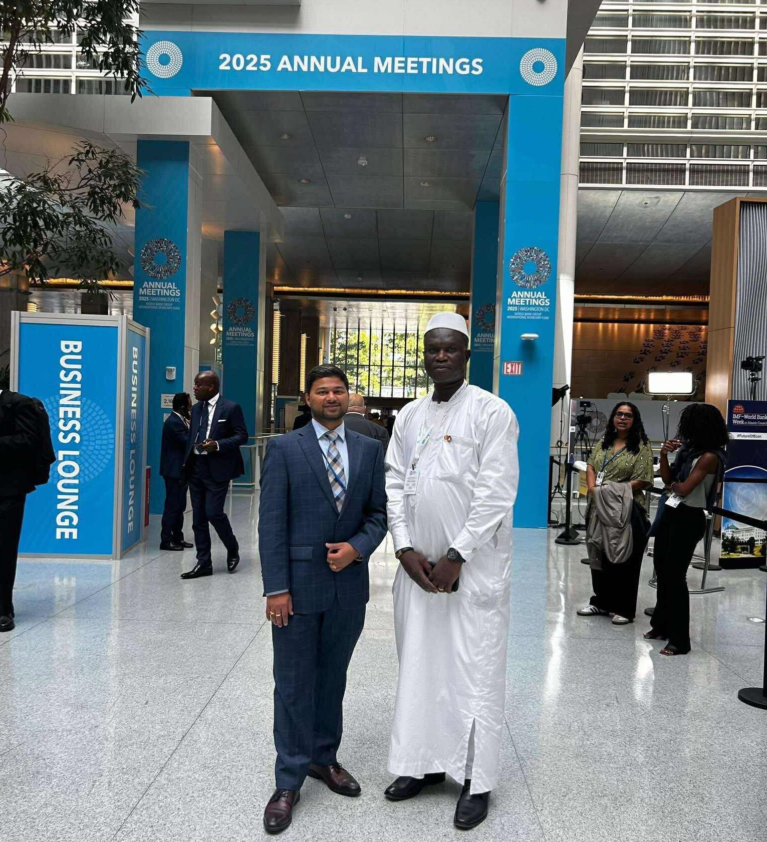 Son Excellence Olivier Noudjalbaye Dedingar en pleine discussion bilatérale dans le cadre  du Business Lounge des Assemblées annuelles 2025. Son Excellence Olivier Noudjalbaye Dedingar en pleine discussion bilatérale dans le cadre  du Business Lounge des Assemblées annuelles 2025.