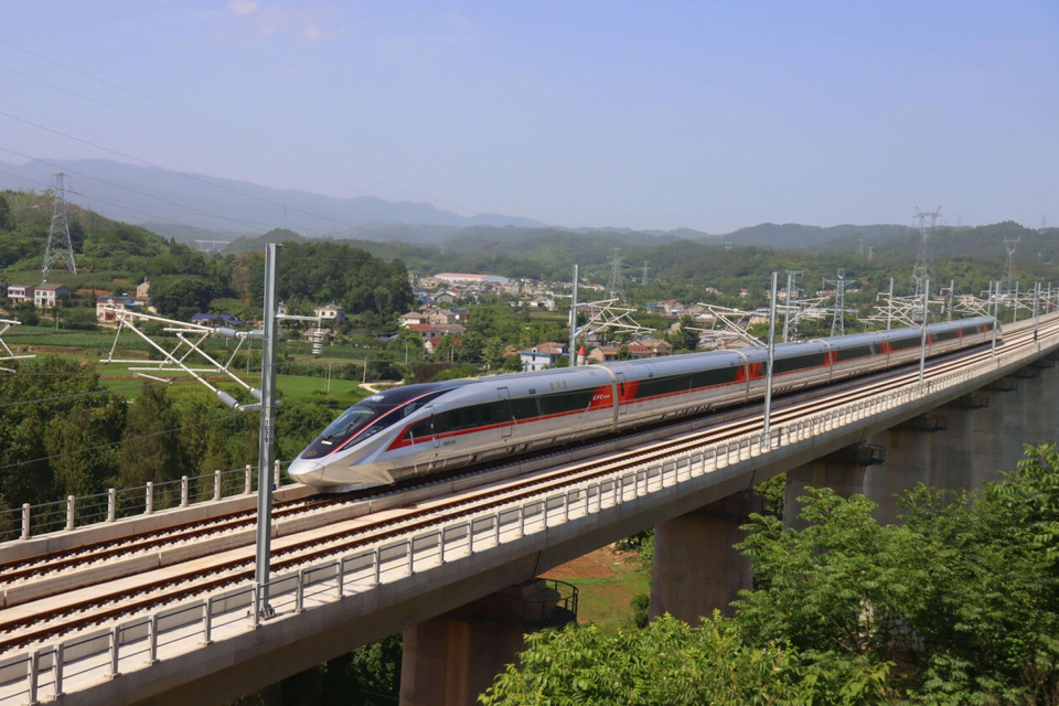 A CR450AF train, the fastest bullet train in the world, has a test run on the Wuhan-Yichang section of the Shanghai-Chongqing-Chengdu High-Speed Railway, June 15, 2025. (Photo/Li Chongqing)