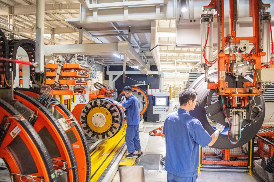Workers fulfill overseas orders in a smart workshop of a tire manufacturer in Suqian, east China's Jiangsu province. (Photo/Xu Jianghai)