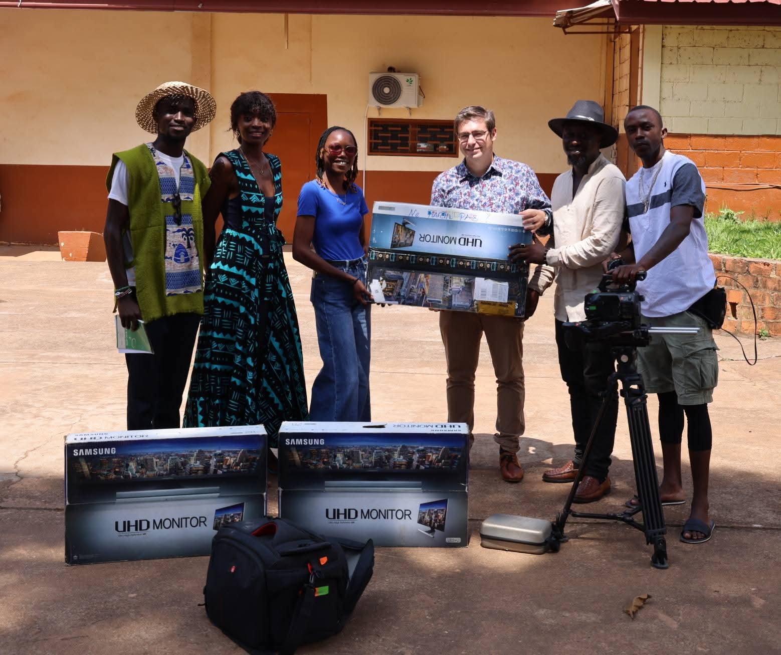 RCA : L'Ambassade de France soutient le cinéma centrafricain avec un don de matériel