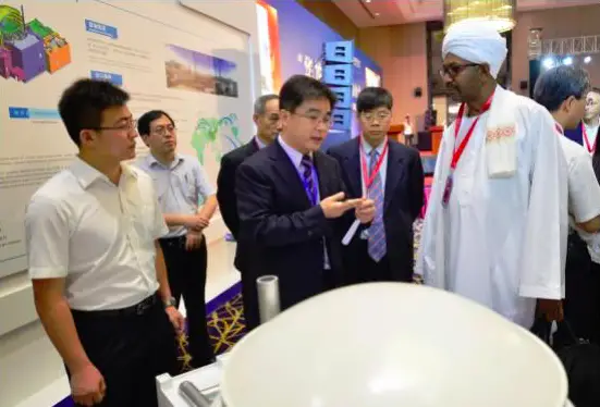 Un technicien de la société CNNC présente la technologie nucléaire « Hualong One » à un responsable du Ministère soudanais des ressources en eau et des technologies. Source : Xinhua.