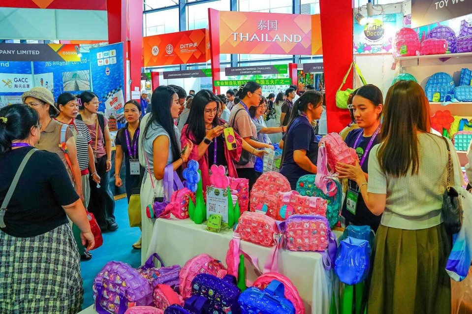 Visitors to the 22nd China-ASEAN Expo buy Thai products, Sept. 18, 2025. (Photo/Zhu Xiaoming)