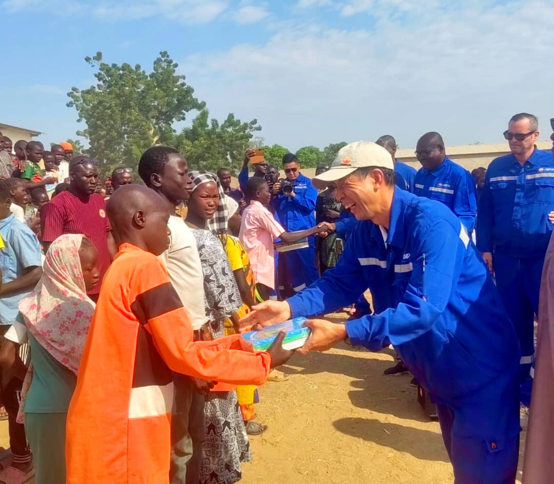 Tchad : ​La CNPCIC fait don de manuels scolaires pour soutenir le développement communautaire à Koudalwa