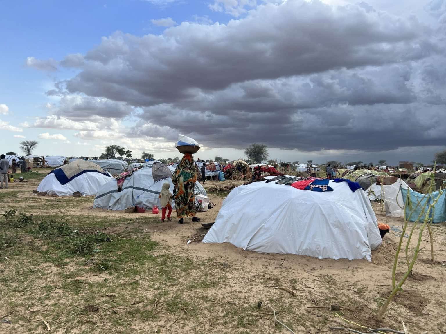 Des réfugiés soudanais fuyant le conflit dans la région du Darfour trouvent refuge à Adré, de l'autre côté de la frontière, dans l'est du Tchad, où les conditions sont désastreuses et où la saison des pluies bat son plein.