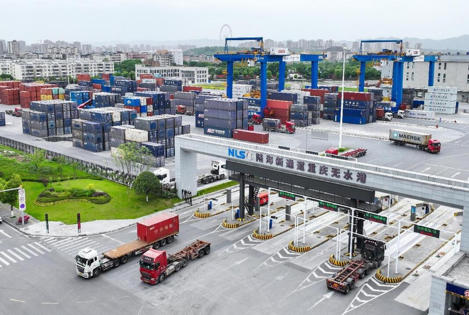 Photo shows a land port of the New International Land-Sea Trade Corridor in southwest China's Chongqing municipality. (Photo/Guo Jin)