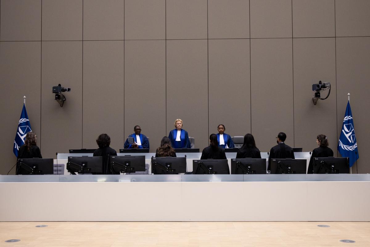 Ali Muhammad Ali Abd-Al-Rahman lors de l'audience tenue à la CPI le 6 octobre 2025 (c)ICC-CPI