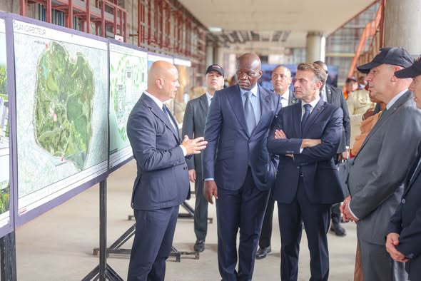 Gabon : Le Président Oligui Nguema et son homologue Emmanuel Macron visitent les chantiers structurants de Libreville