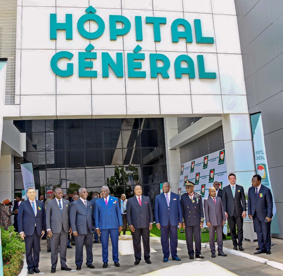 Denis Sassou N'Guesso à l'entrée de l'hôpital général de Ouesso