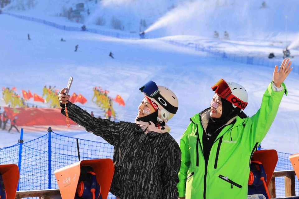 Ski enthusiasts pose for a photo at Xinjiang Jiangjunshan Mountain International Ski Resort in Altay, northwest China's Xinjiang Uygur autonomous region, Nov. 18. (Photo/Aerdake)
