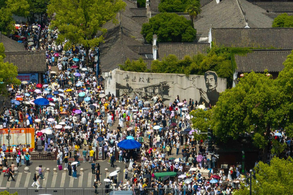 Tourists visit the former residence of 20th century Chinese writer Lu Xun in Shaoxing, east China's Zhejiang province. (Photo/Zhang Hui)