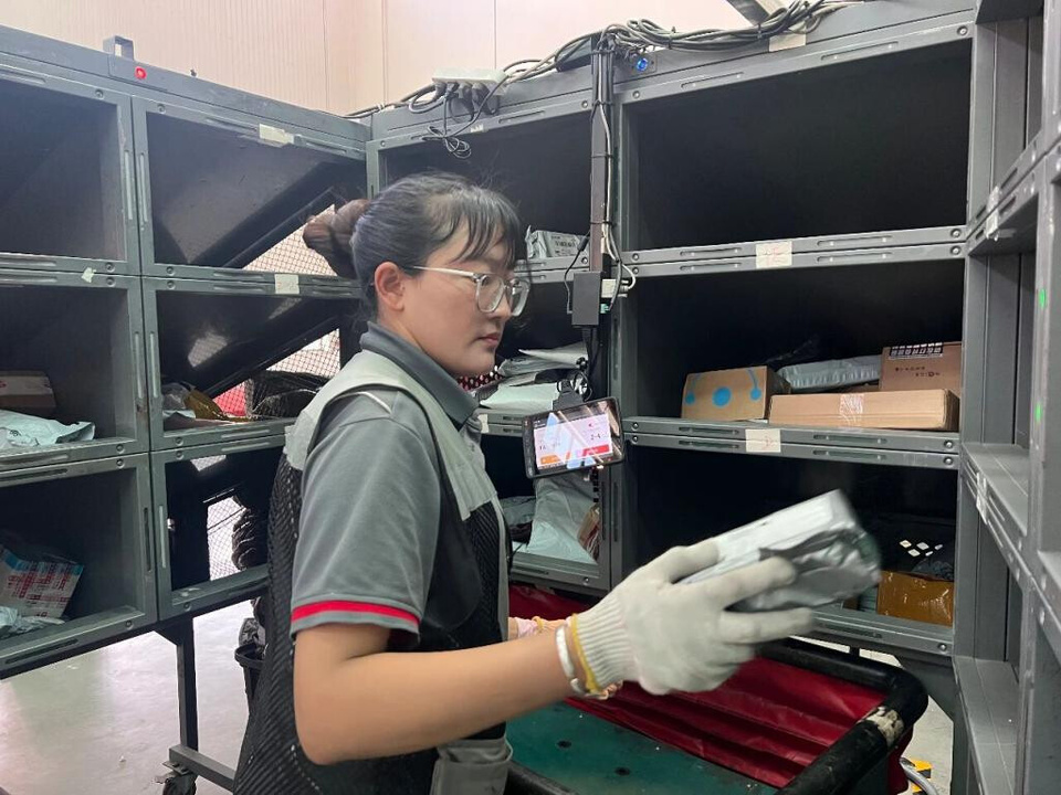 A worker sorts parcels with a smart cabin in a transfer center of SF Express in Lhasa, southwest China's Xizang autonomous region. (Photos from China Post and Express News)
