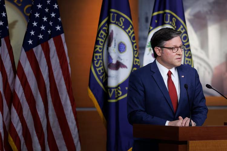 Le président de la Chambre des représentants, Mike Johnson, s'adresse aux journalistes le 10 novembre 2025, sur la colline du Capitole à Washington, D.C. (Photo : Tom Brenner/Getty Images)