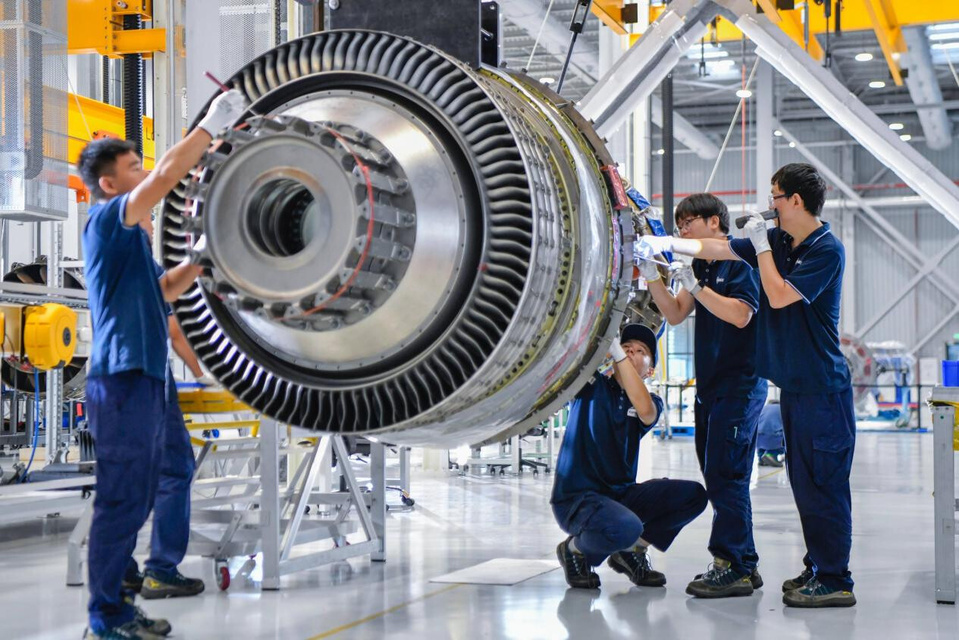 Engineers repair an aero-engine in a workshop of Haikou Engine Service Co. in Haikou, south China's Hainan province. (Photo/Su Bikun)