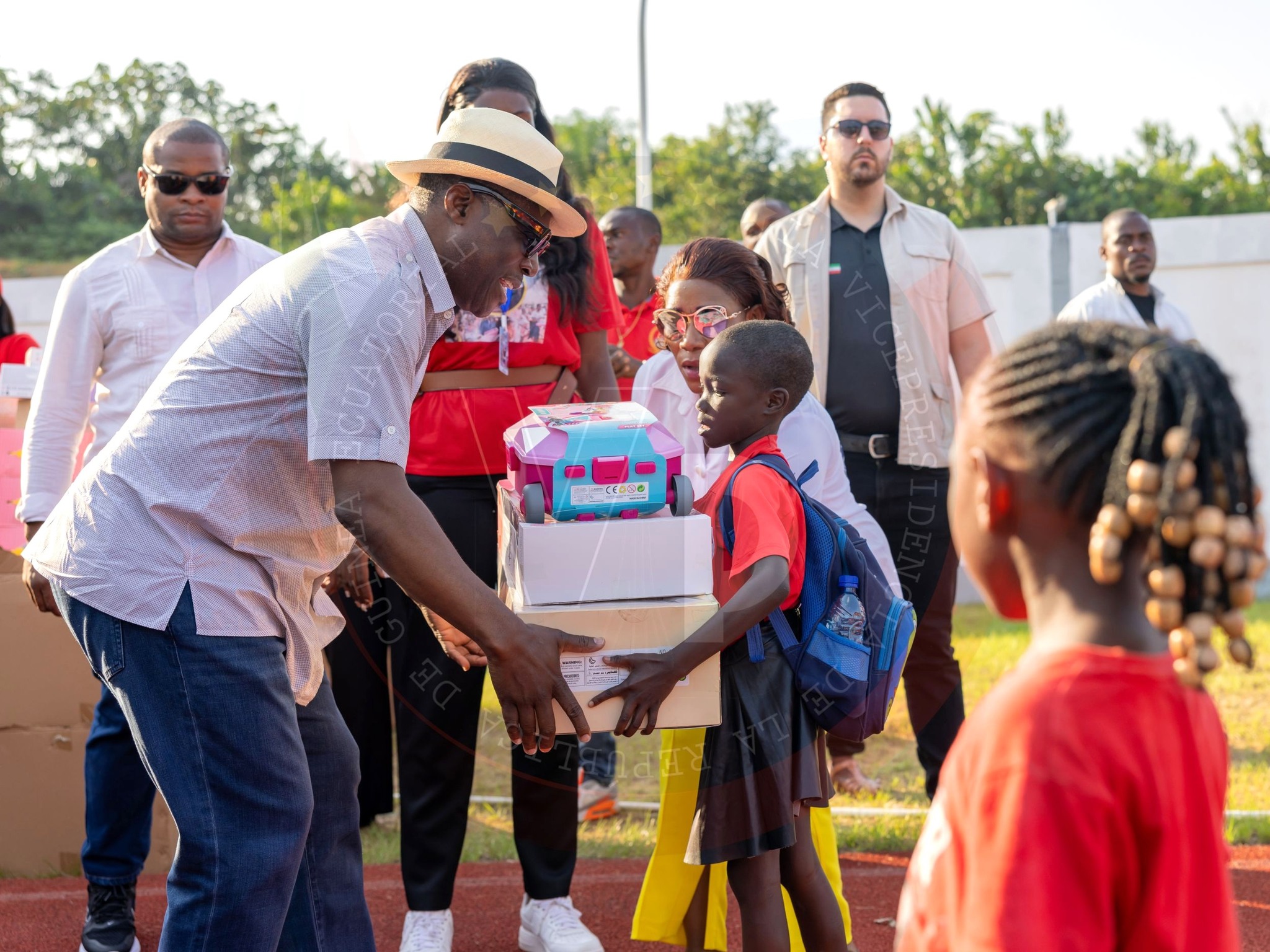 Guinée équatoriale : le vice-président lance la distribution des jouets à Evinayong