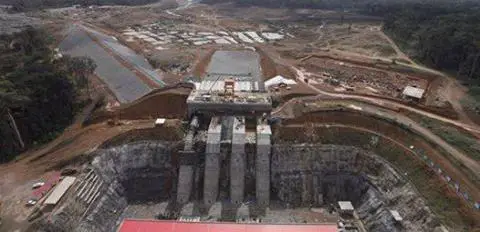 Vue aérienne du barrage hyroélectrique de Memve'ele en construction et devant produire 211 KW à sa livraison en 2017.l
