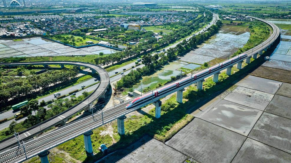 A high-speed train runs on the Jakarta–Bandung High-Speed Railway in Indonesia. (Photo/Shi Jiamin)