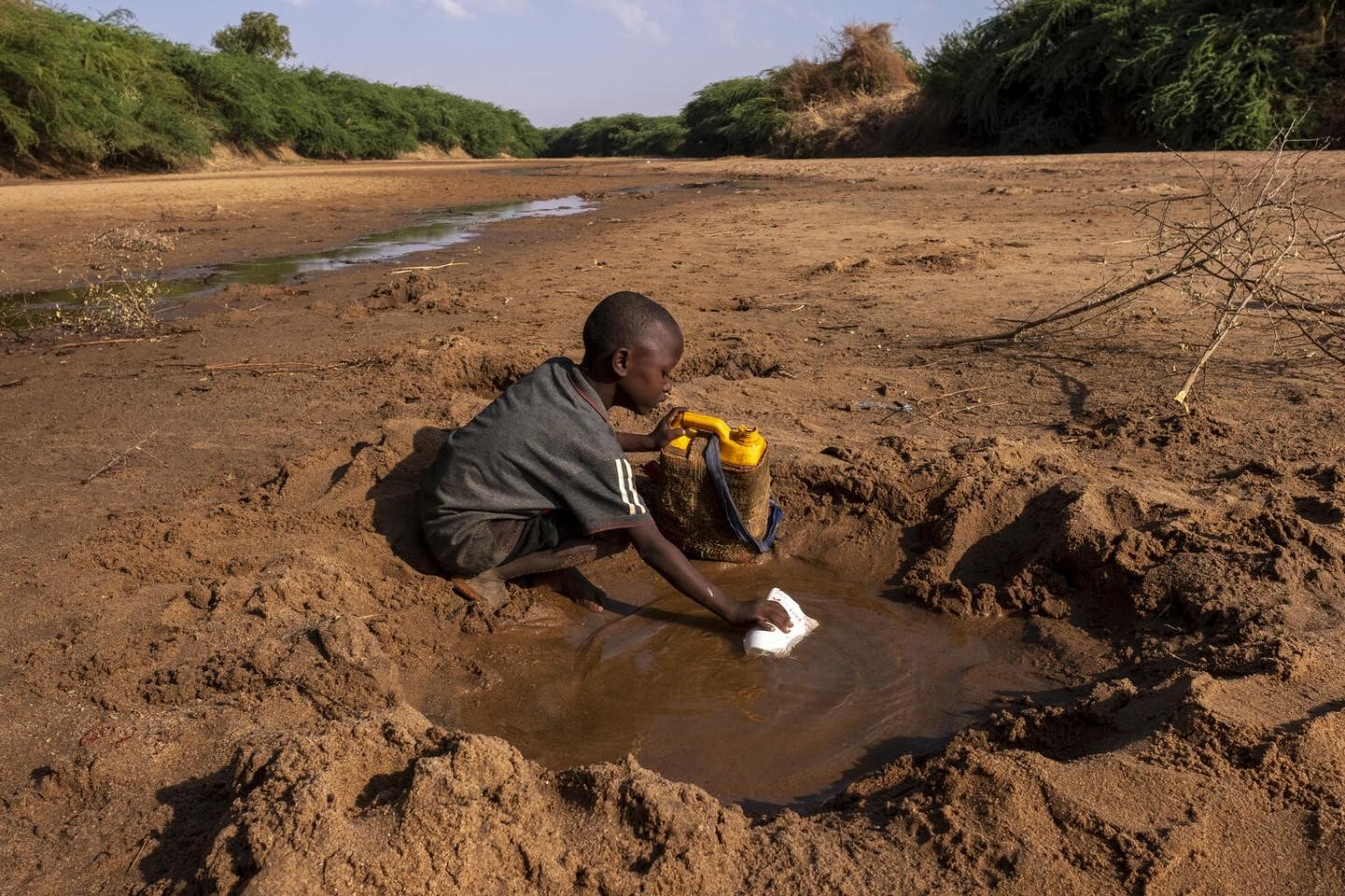 D’après une nouvelle analyse de l’UNICEF, 190 millions d’enfants dans 10 pays africains sont exposés à un risque maximal en raison de la convergence de trois menaces liées à l’eau : l’insuffisance d’accès à l’eau, à l’assainissement et à l’hygiène (EAH), les maladies qui y sont associées et les aléas climatiques. Photo : UNICEF/UN0607653/Rich